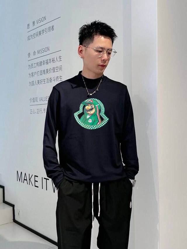 Moncler's new fall/winter long-sleeved T-shirt is so cool! The printed logo on t
