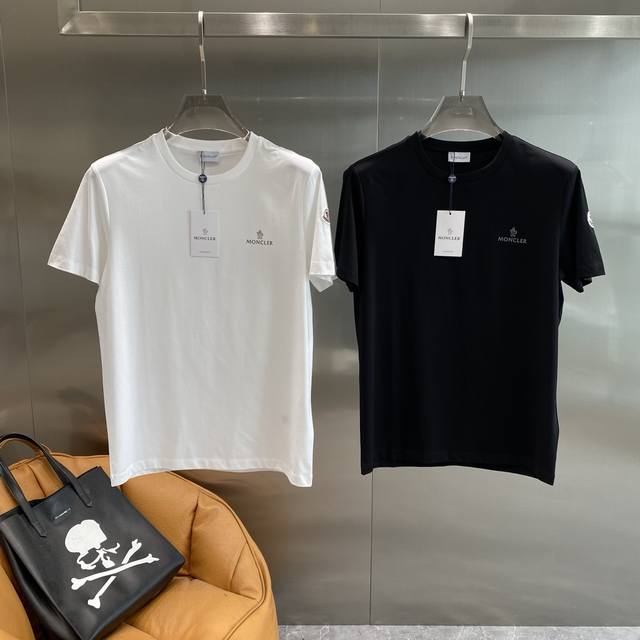 The short sleeves with a hoodie are simple and refreshing, giving people a clean
