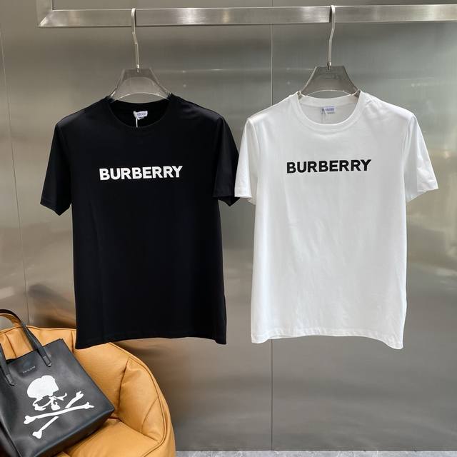 Burberry basic T-shirt with a classic black and white style. The simple and eye-
