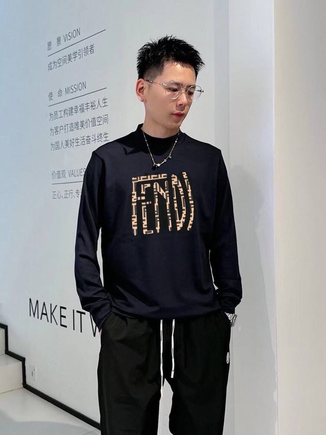 Fendi's new autumn/winter long-sleeved T-shirt is a must-have base layer made of