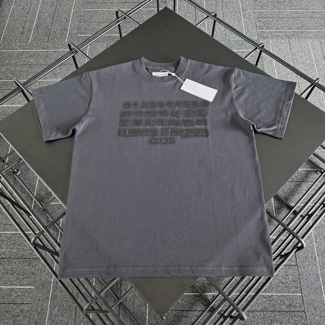 fabric. The fabric surface is clean and the texture is clear. The feel is very d