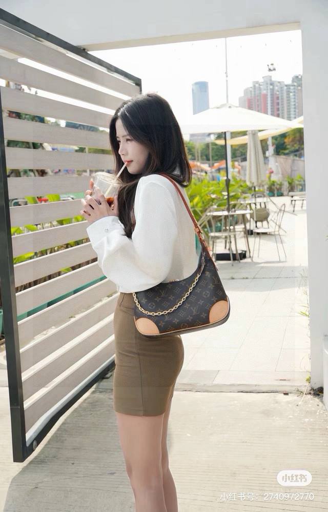 Lv Boulogne Croissant Bag This Boulogne handbag is made of classic Monogram canv