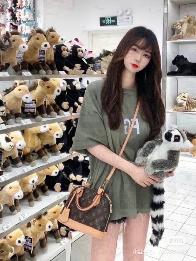 Lv Alma monogram shell bag The Lv monogram world's most beautiful shell bag is e