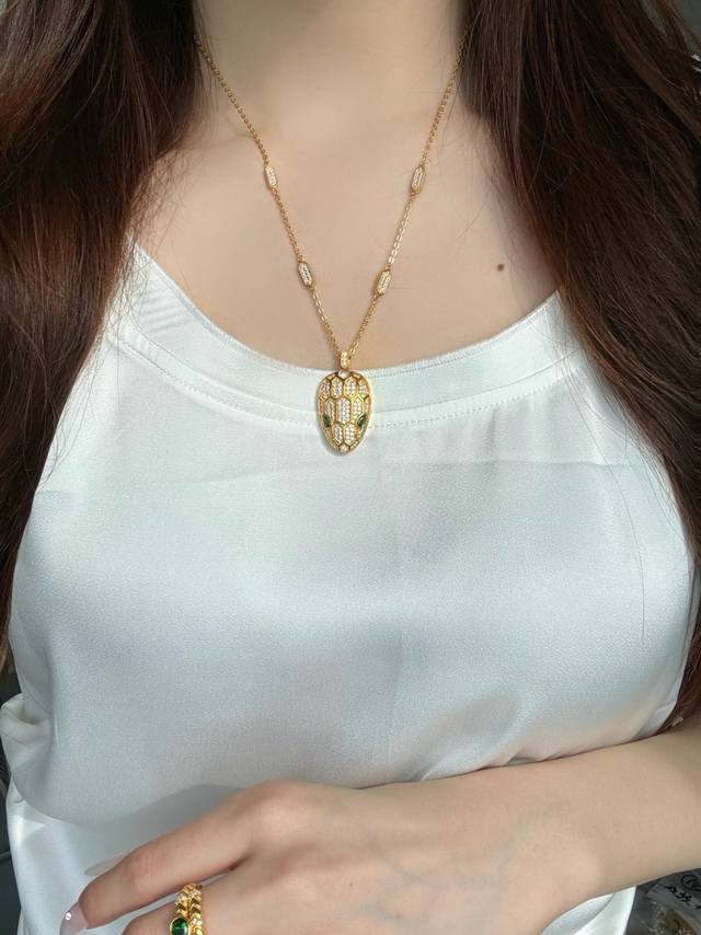 Bulgari's same-style snake-shaped necklace, a mysterious and charming choice, is