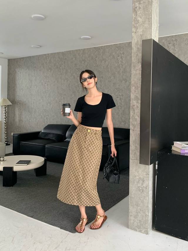 New Gucci 25Ss classic jacquard khaki skirt, a delicate, soft, and timeless piec