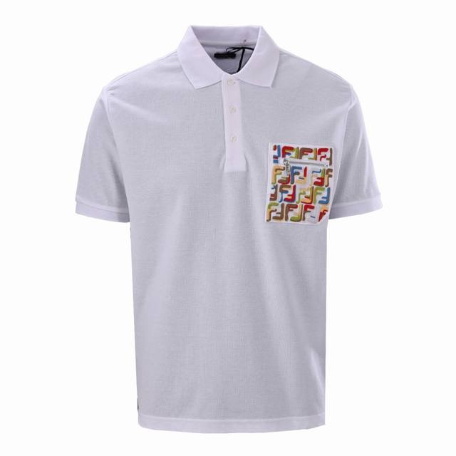 short-sleeved polo shirt with embroidered pockets and zipper. Made of original G