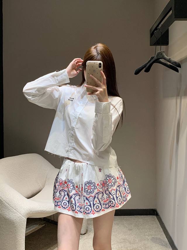 Miumiu Miu Miu Logo embroidered short long-sleeved shirt, a stylish must-have fo