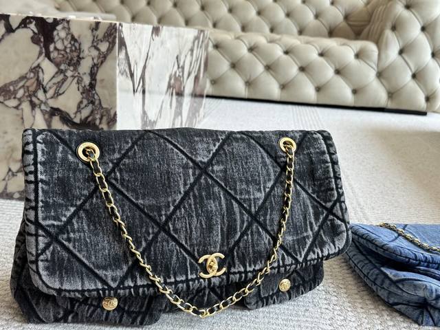Chanel denim tote shopping bag, who can resist this? This Chanel denim tote bag
