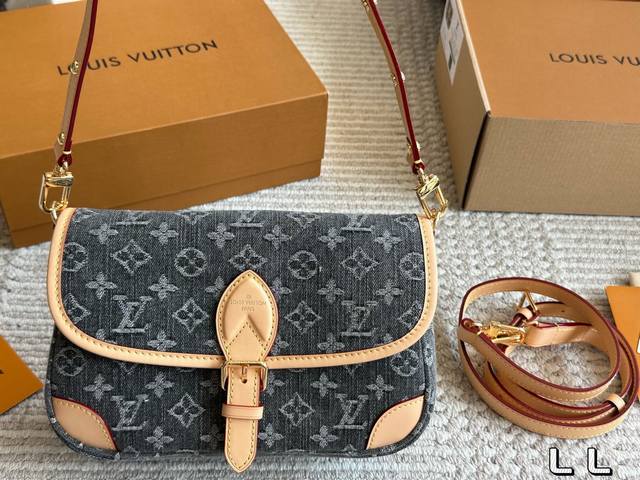 replica with box Size: 25*17cm Diane baguette handbag baguette baguette bag is r