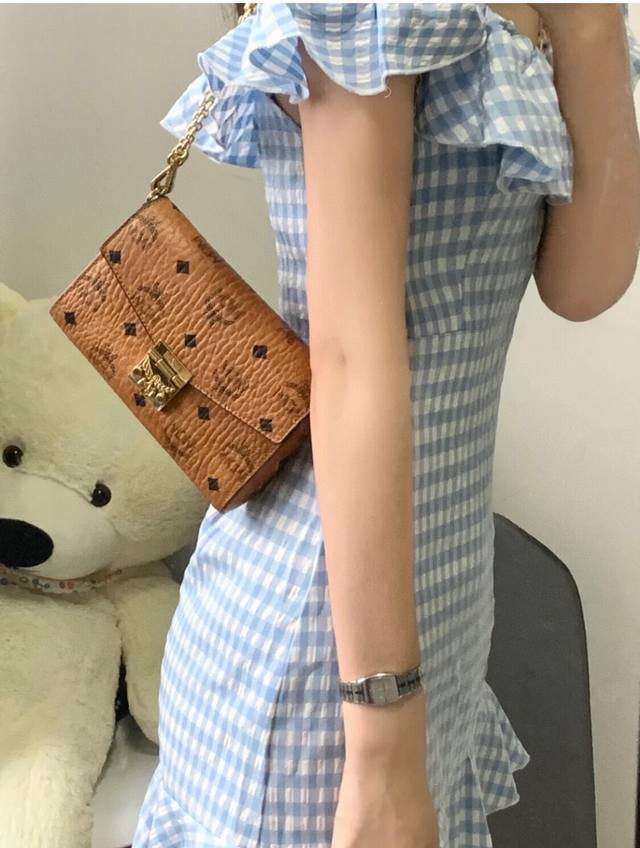 Mcm official website's latest brown chain shoulder bag, Mcm's latest classic bro