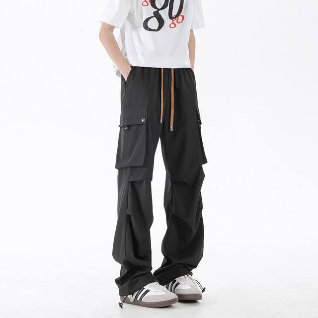 is available for Arc'teryx's official overseas website. These unisex large-pocke