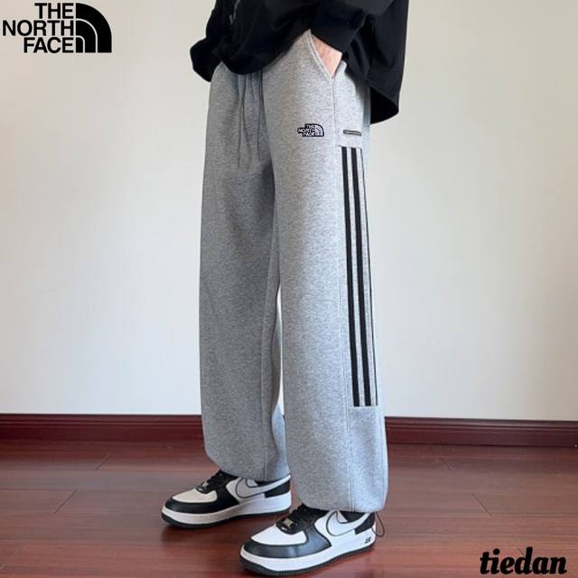 The North Face's classic fall style, these versatile elastic-waist sweatpants ar