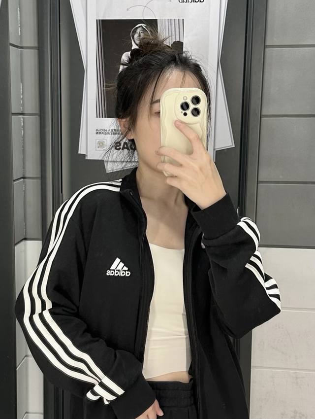 Style: Wk072. This Adidas stand-up collar three-stripe jacket is a unisex couple