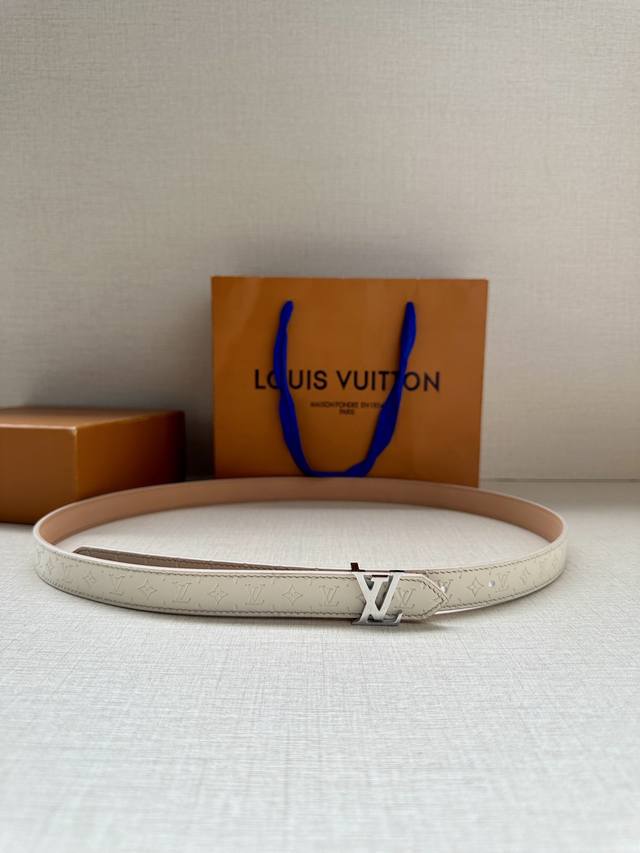 Available in wide sizes. This Lv Iconic double-sided belt welcomes the new seaso