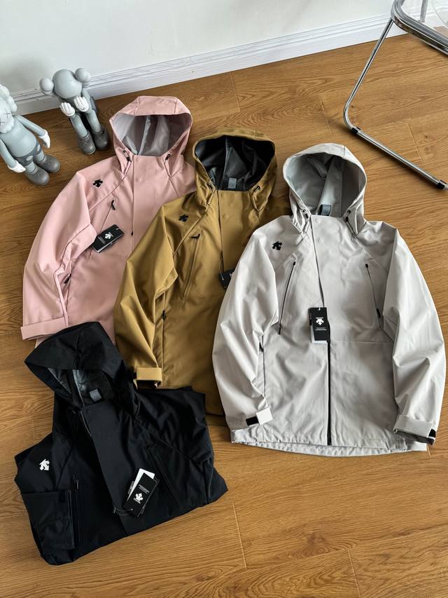 Exclusive Descente Spring Outdoor Softshell Jacket for Men and Women, this coupl
