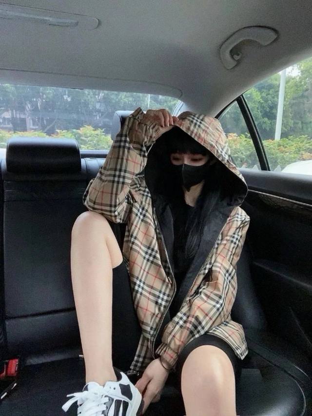 New model number: G311Burbberry's new classic plaid double-sided hooded jacket 1