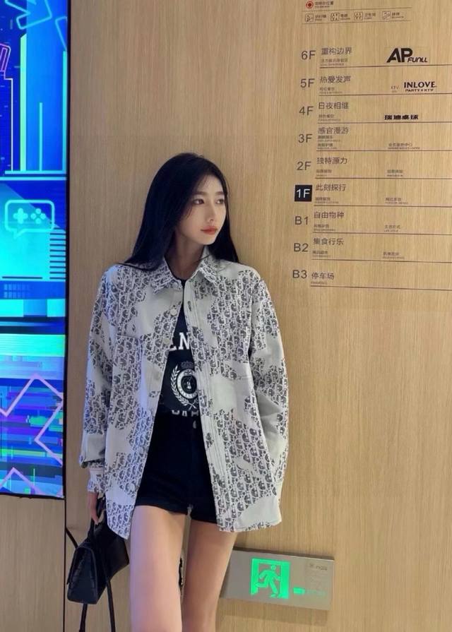 New model number: G102Dior's new classic logo printed graffiti washed denim shir