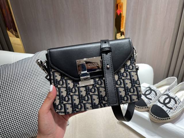Dimensions: 19 x 14 x 4 cm. Can fit two iPhone 12 Pro Max phones. Dior messenger