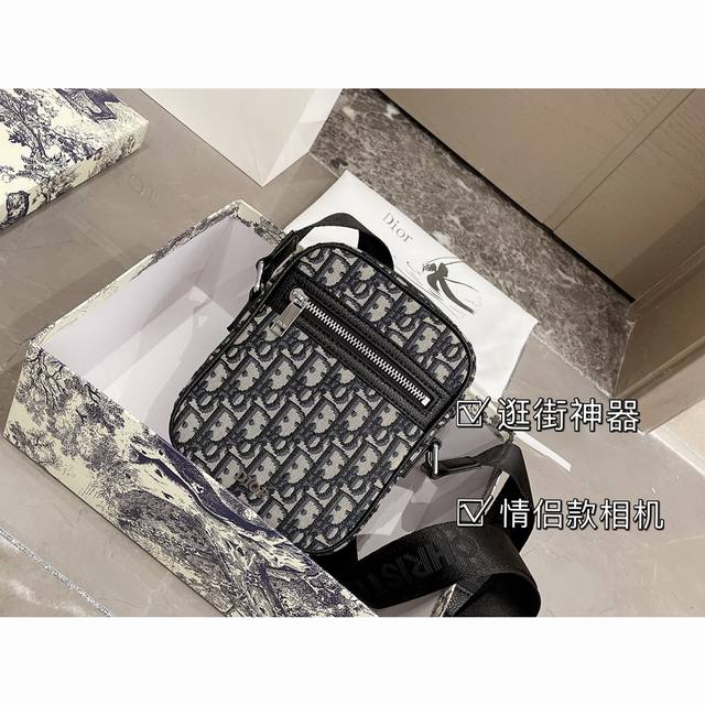 Dior - Dior counter's latest men's messenger bag. Synchronized blue cloth and le
