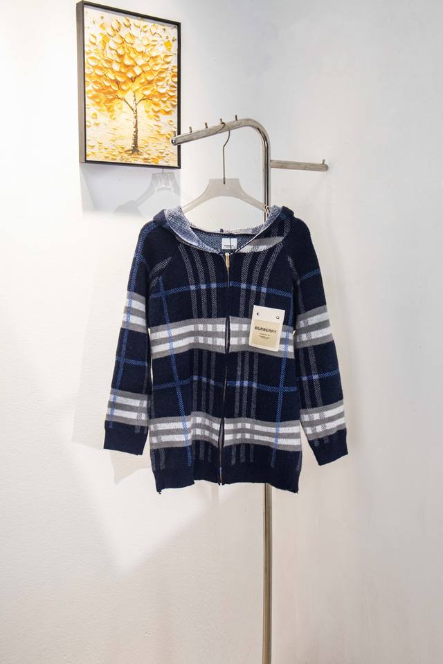 Style number: Y193 Burberry classic leather label zipper hooded blue plaid wool