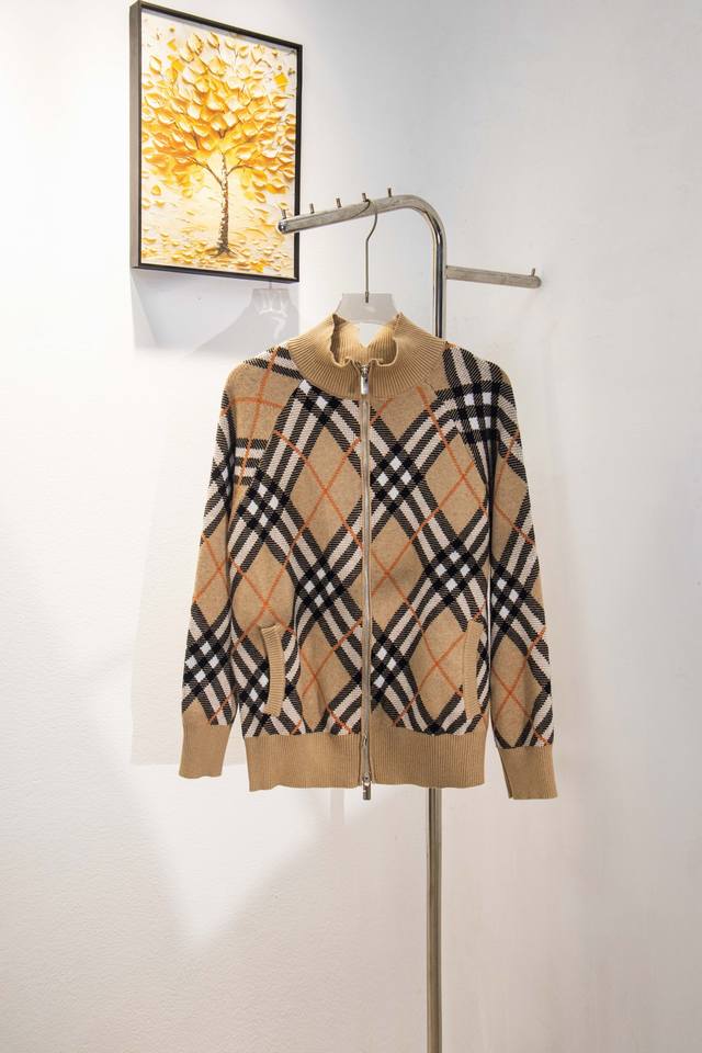 Style number: Y192 Burberry classic Burberry check double zipper wool knit jacke