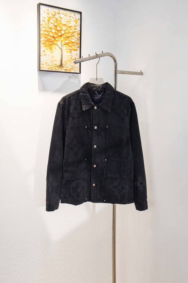 Style: Y190Lv Louis Vuitton's heavily crafted, gradient washed denim jacket with