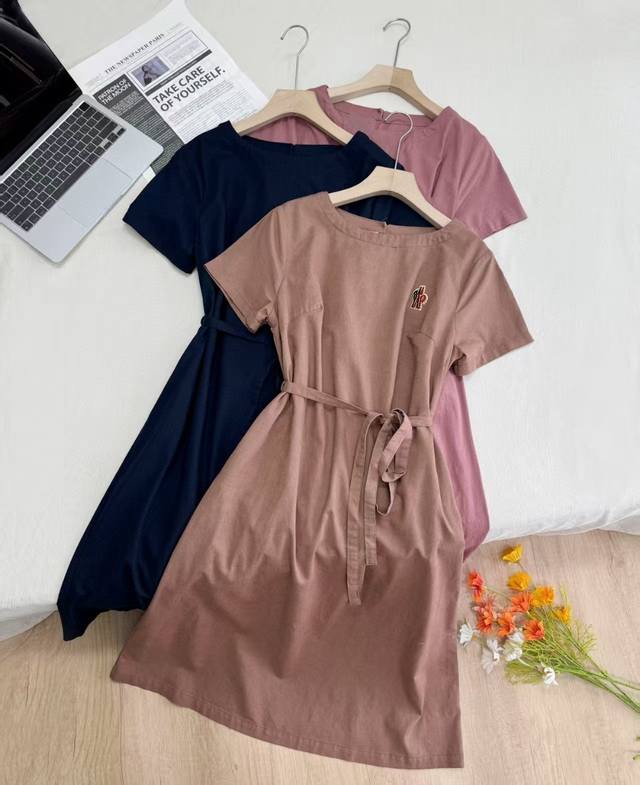 the charming collarbone and modifies the face shape. The cool short-sleeved cut