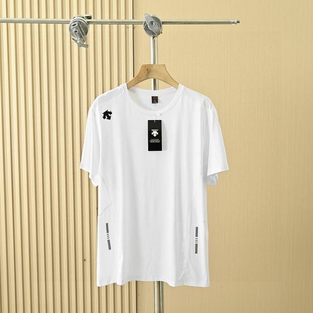 New high-quality, icy Descente summer short-sleeved T-shirt. Quick-drying, cool