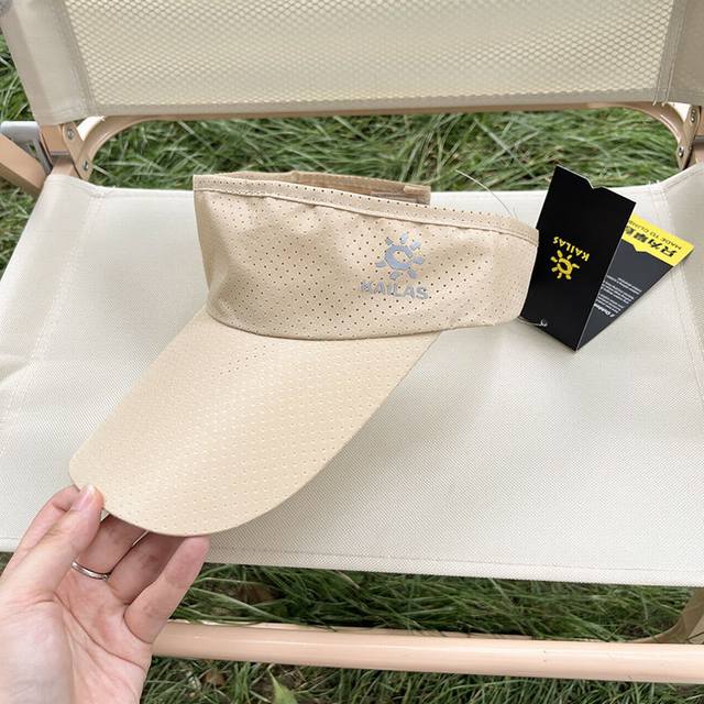 Design Description: This is a lightweight and easy-to-carry hollow cap. Its swea
