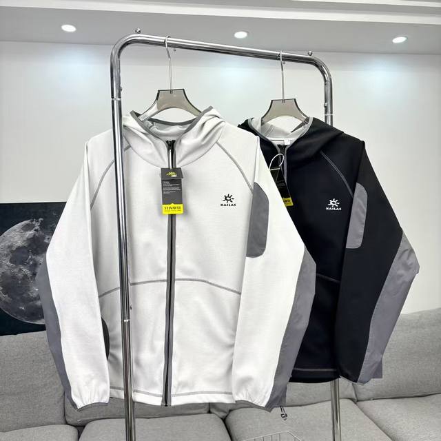 Kailas' zip-up hooded sportswear patchwork sweatshirt jacket features a body-ple