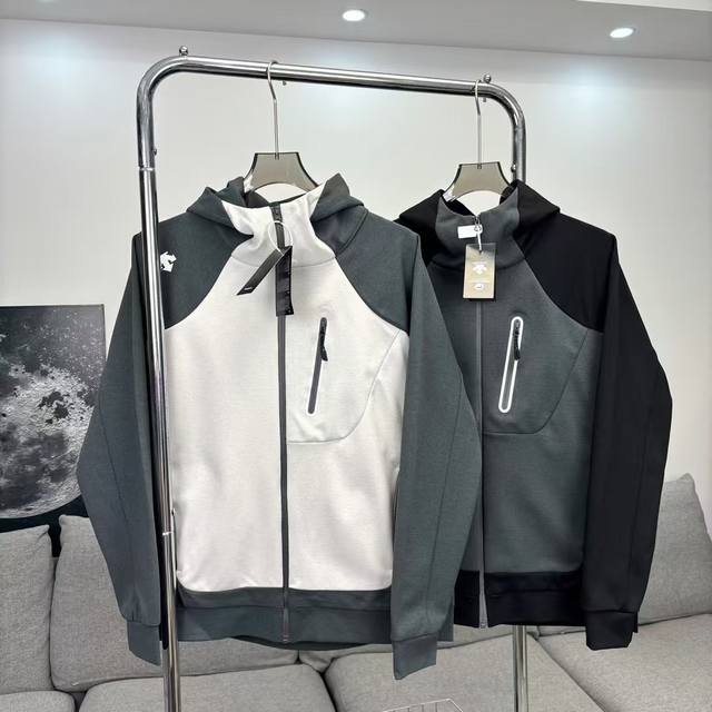 Descente's lightweight outdoor patchwork sweatshirt jacket features a body-pleas