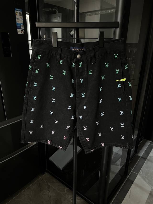 1V Louis 25Fw Colored Letter Embroidered Denim Gradient Shorts (Black) Descripti