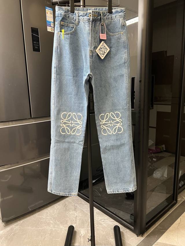 The next day, Loewe 25Ss Anagram denim hollow logo jeans in blue are made of den
