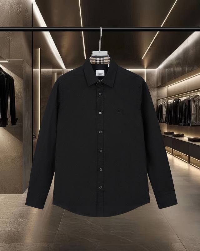 Burberry's hot-selling poplin style features a checkered chest with a warhorse l