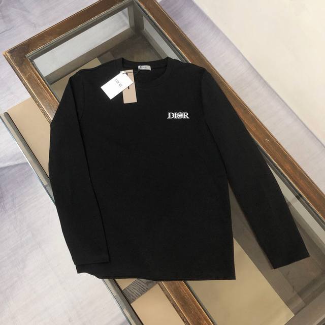 Dior's latest classic, fashionable, casual long-sleeved T-shirt for early fall.