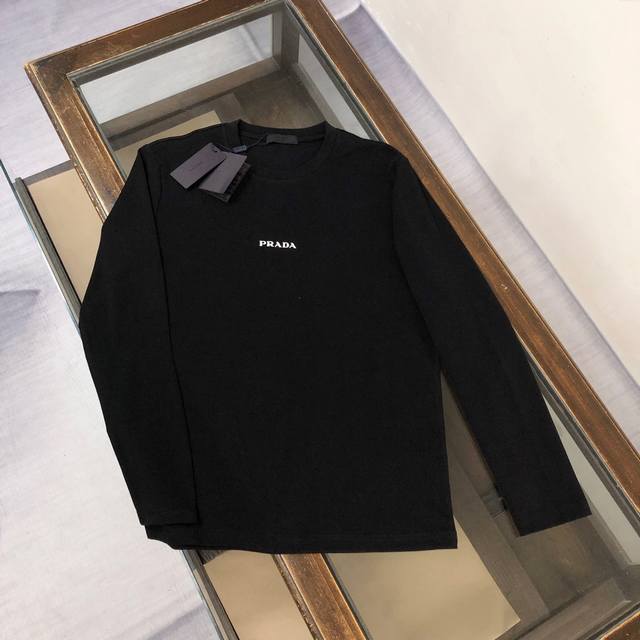 Prada's latest classic, fashionable, casual long-sleeved T-shirt for early fall.