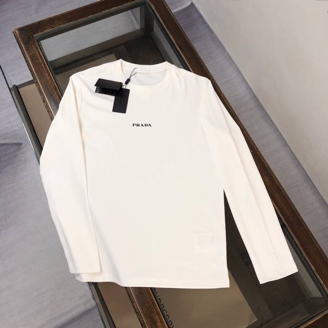 Prada's latest classic, fashionable, casual long-sleeved T-shirt for early fall.