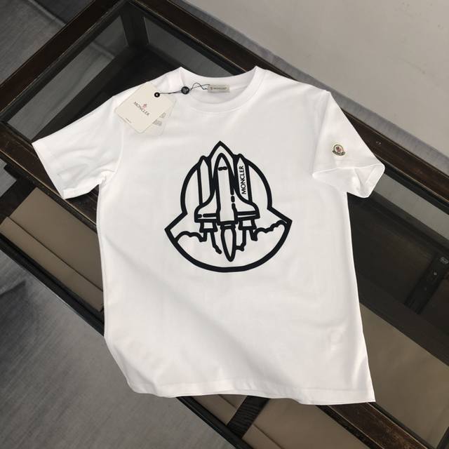 Moncler's new men's round neck short-sleeved T-shirt, a new arrival for Spring/S