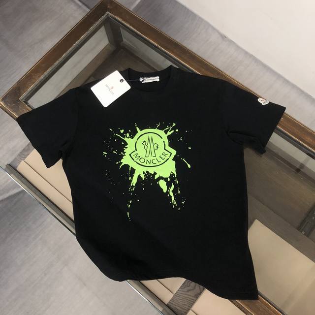 Moncler's latest couple's short-sleeved T-shirt ~ featuring a colorful inkjet-pr