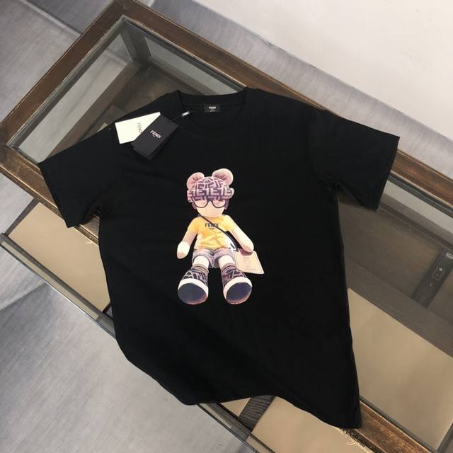 Fendi's new spring/summer short-sleeved T-shirt! Made from custom-woven cotton,