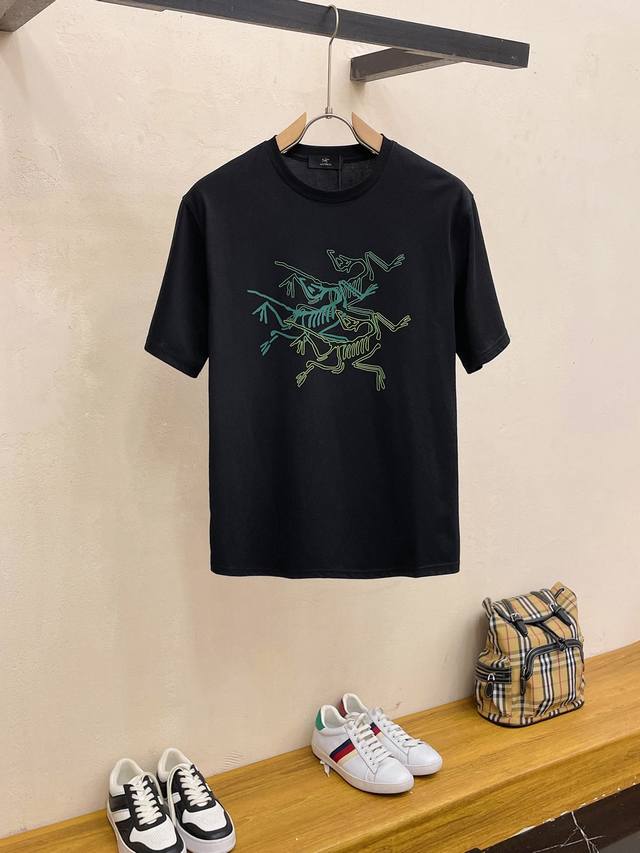 Arc'teryx's latest 2025 trendy couple's style, a classic logo-printed crewneck T