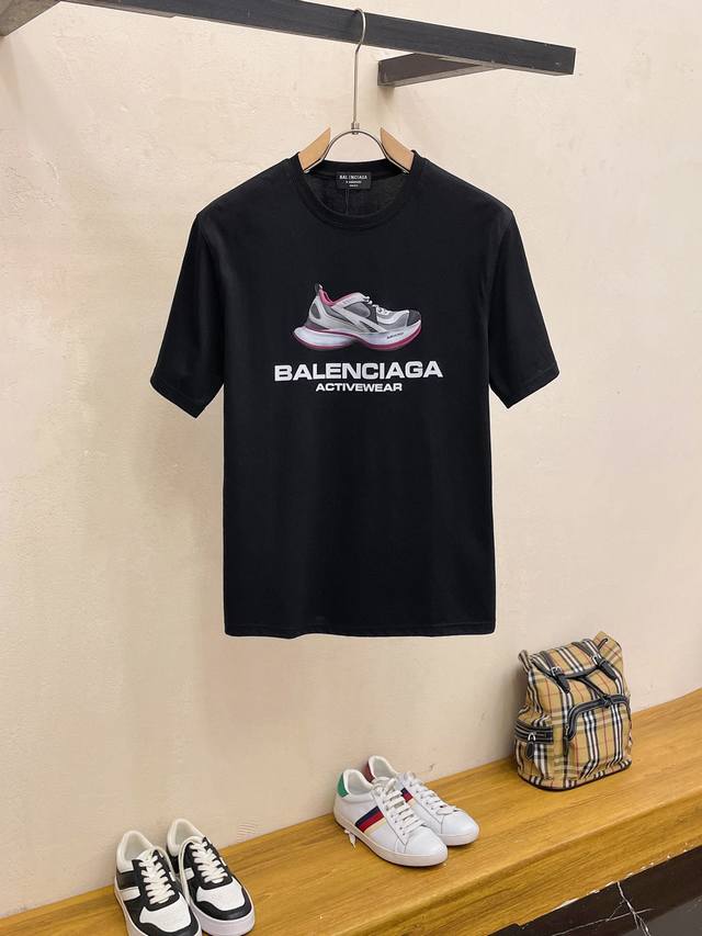 Balenciaga's latest 2025 trendy couple's style, a classic logo-printed crewneck