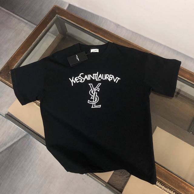 YSL's new summer crew neck short-sleeved T-shirt! Made from high-end cotton, it