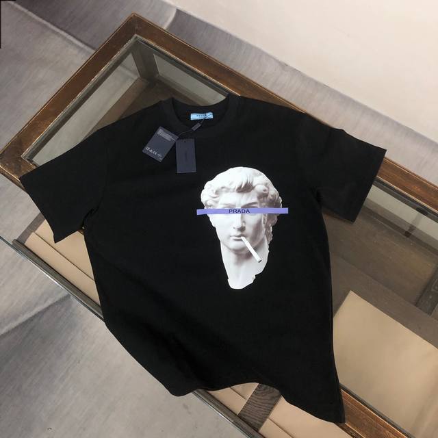 Prada's new summer crewneck short-sleeved T-shirt! Made from high-end cotton, it