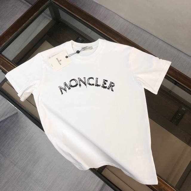 Moncler's new summer crew neck short-sleeved T-shirt! Made from 270g heavyweight