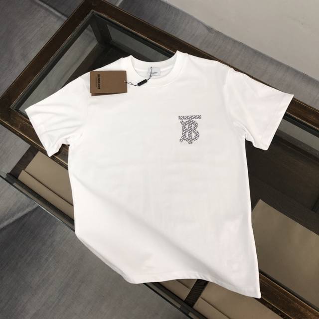 Burberry's new summer crew neck short-sleeved T-shirt! Made from 270g heavyweigh