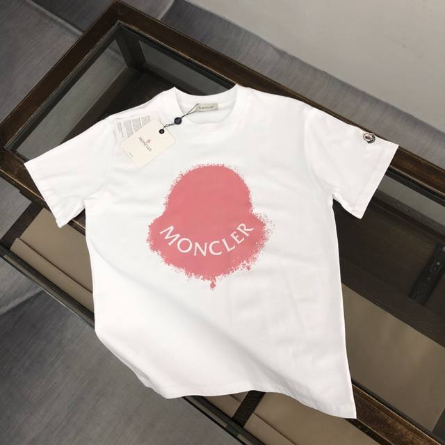 Moncler's new summer round-neck short-sleeved T-shirt! Made from high-end cotton