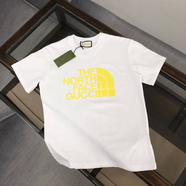 Gucci's new summer crew neck short-sleeved T-shirt! Made from high-end cotton, i