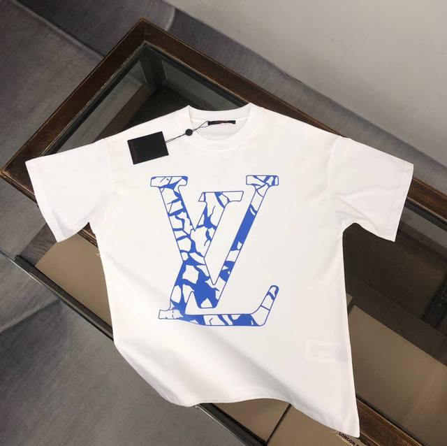 Lv's new summer round-neck short-sleeved T-shirt! Made from high-end cotton fabr