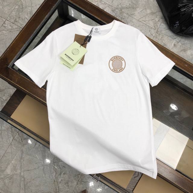 Burberry's new summer crew neck short-sleeved T-shirt! Made of high-end pure cot